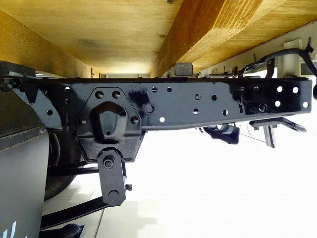 燃料タンク75L　シャーシは 錆止め/マフラー塗装 仕上げに力を入れています。|いすゞ エルフ TKG-NJR85A(2WD)の写真33