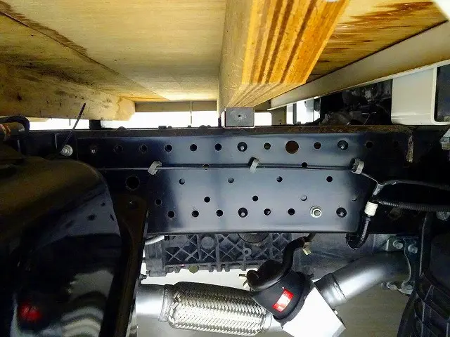 燃料タンク75L　シャーシは 錆止め/マフラー塗装 仕上げに力を入れています。|いすゞ エルフ TKG-NJR85A(2WD)の写真36