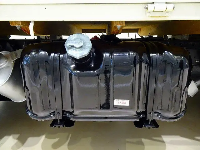 燃料タンク75L　シャーシは 錆止め/マフラー塗装 仕上げに力を入れています。|いすゞ エルフ TKG-NJR85A(2WD)の写真37