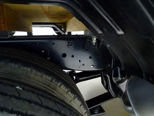 燃料タンク75L　シャーシは 錆止め/マフラー塗装 仕上げに力を入れています。|いすゞ エルフ TKG-NJR85A(2WD)の写真38