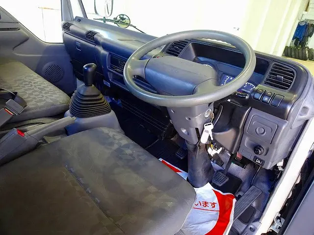 AC PS PW SRS ABS 集中ドアロック AMラジオ 排気ブレーキ 坂道発進補助装置 トラクションコントロール|いすゞ エルフ PB-NPR81AR(2WD)の写真5