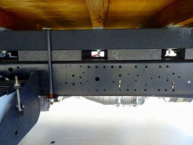 シャーシは 錆止め/マフラー塗装 仕上げに力を入れています。|いすゞ エルフ PB-NPR81AR(2WD)の写真32