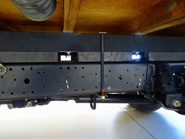 シャーシは 錆止め/マフラー塗装 仕上げに力を入れています。|いすゞ エルフ PB-NPR81AR(2WD)の写真33