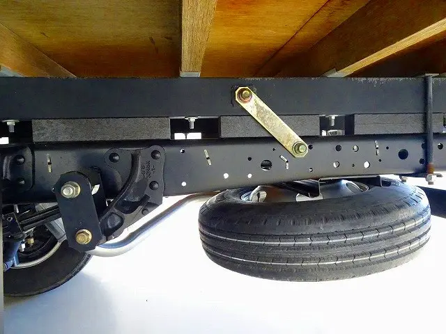 シャーシは 錆止め/マフラー塗装 仕上げに力を入れています。|いすゞ エルフ PB-NPR81AR(2WD)の写真34