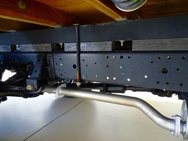 シャーシは 錆止め/マフラー塗装 仕上げに力を入れています。|いすゞ エルフ PB-NPR81AR(2WD)の写真38