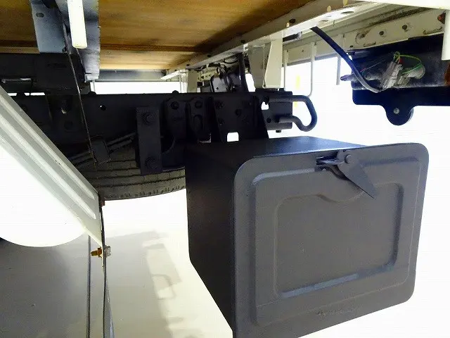 左シャシリア工具箱 シャーシは 錆止め/マフラー塗装 仕上げに力を入れています。|トヨタ ダイナ LDF-KDY281(4WD)の写真35