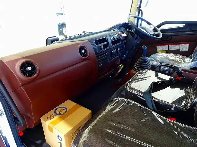 オートAC　PS　PW　SRS　ABS　キーレス　左電格ミラー　AM/FMラジオ　アドブルー　ターボ　排気ブレーキ　ESスタート　車線逸脱警報装置　PCS　アイドリングストップ　フォグランプ　TRC|日野 レンジャー 2PG-FD2ABA(2WD)の写真8