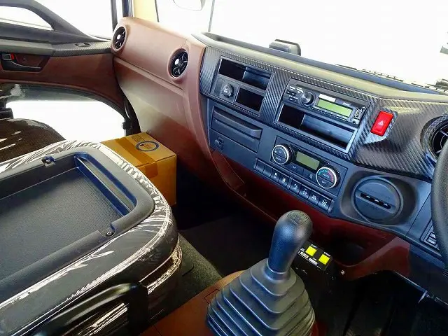 オートAC　PS　PW　SRS　ABS　キーレス　左電格ミラー　AM/FMラジオ　アドブルー　ターボ　排気ブレーキ　ESスタート　車線逸脱警報装置　PCS　アイドリングストップ　フォグランプ　TRC|日野 レンジャー 2PG-FD2ABA(2WD)の写真10