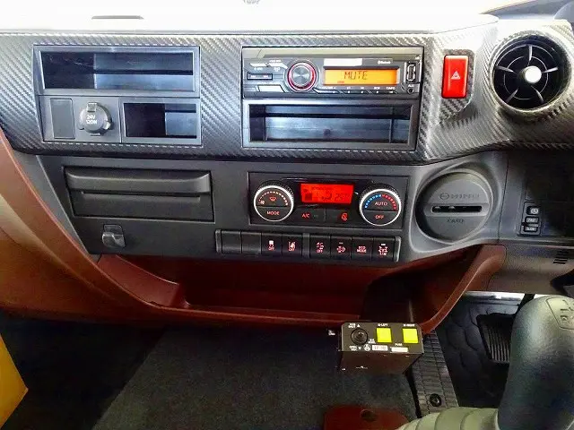 オートAC　PS　PW　SRS　ABS　キーレス　左電格ミラー　AM/FMラジオ　アドブルー　ターボ　排気ブレーキ　ESスタート　車線逸脱警報装置　PCS　アイドリングストップ　フォグランプ　TRC|日野 レンジャー 2PG-FD2ABA(2WD)の写真11