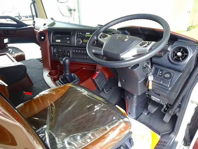 オートAC　PS　PW　SRS　ABS　キーレス　左電格ミラー/ヒーター/左右電動角度調整　エアサスシート/肘掛け　AM/FMラジオ　ETC　バックモニター　フロア7MT|日野 プロフィア 2DG-FS1AGE(6x4)の写真5