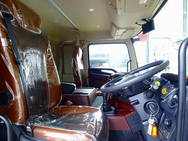 タコグラフ　アドブルー　排気ブレーキ　T/Mリターダ　デフロック　クルーズコントロール　ESスタート　車線逸脱警報装置　PCS　フォグランプ　TRC|日野 プロフィア 2DG-FS1AGE(6x4)の写真6