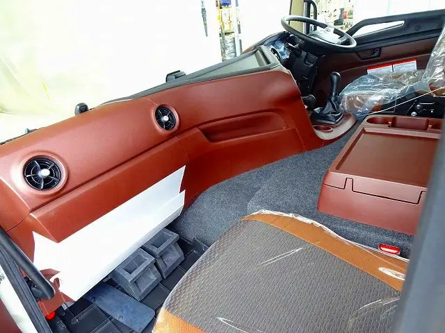 オートAC　PS　PW　SRS　ABS　キーレス　左電格ミラー/ヒーター/左右電動角度調整　エアサスシート/肘掛け　AM/FMラジオ　ETC　バックモニター　フロア7MT|日野 プロフィア 2DG-FS1AGE(6x4)の写真7