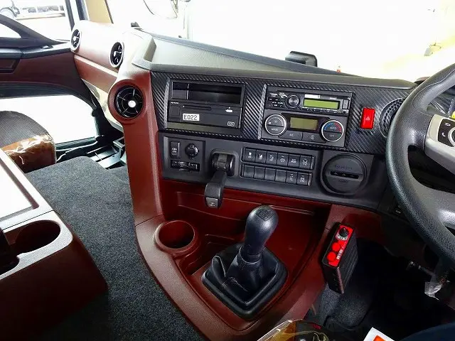 オートAC　PS　PW　SRS　ABS　キーレス　左電格ミラー/ヒーター/左右電動角度調整　エアサスシート/肘掛け　AM/FMラジオ　ETC　バックモニター　フロア7MT|日野 プロフィア 2DG-FS1AGE(6x4)の写真10