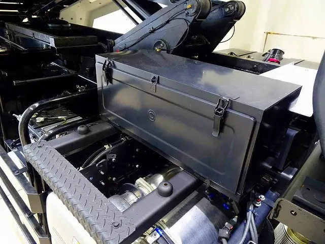 燃料タンク300L　右シャシフロント工具箱　タイヤ止め2個|日野 プロフィア 2DG-FS1AGE(6x4)の写真45