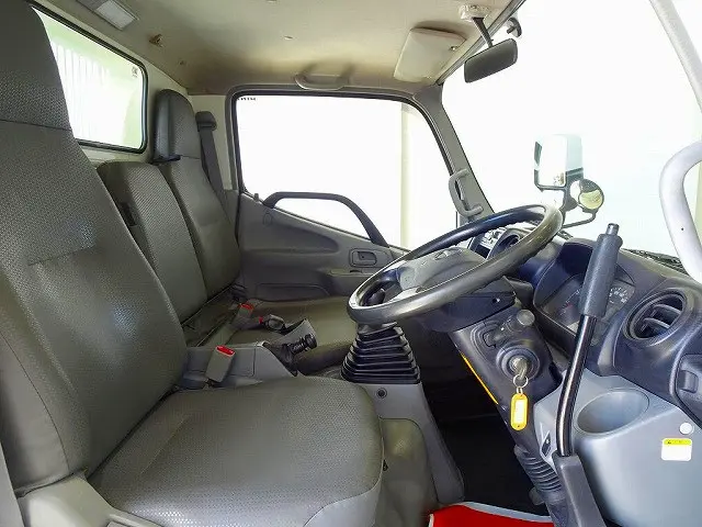 AC PS PW SRS ABS 集中ドアロック 左電格ミラー AM/FMラジオ ターボ 排気ブレーキ フォグランプ トラクションコントロール 電動パーキングブレーキ 室内LED灯|日野 デュトロ TKG-XZU620T(2WD)の写真6