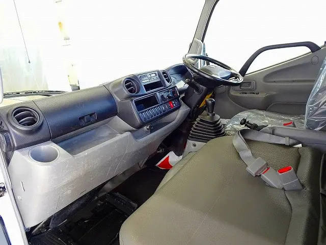 AC PS PW SRS ABS 集中ドアロック 左電格ミラー AM/FMラジオ ターボ 排気ブレーキ フォグランプ トラクションコントロール 電動パーキングブレーキ 室内LED灯|日野 デュトロ TKG-XZU620T(2WD)の写真7