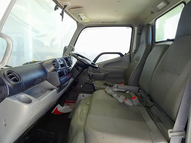 AC PS PW SRS ABS 集中ドアロック 左電格ミラー AM/FMラジオ ターボ 排気ブレーキ フォグランプ トラクションコントロール 電動パーキングブレーキ 室内LED灯|日野 デュトロ TKG-XZU620T(2WD)の写真8