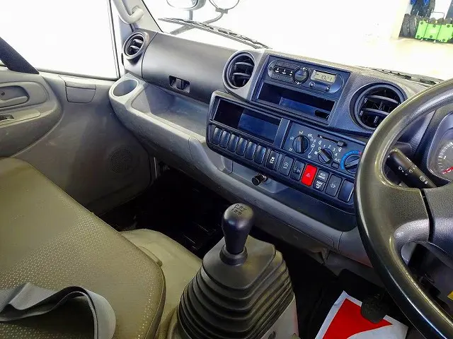 AC PS PW SRS ABS 集中ドアロック 左電格ミラー AM/FMラジオ ターボ 排気ブレーキ フォグランプ トラクションコントロール 電動パーキングブレーキ 室内LED灯|日野 デュトロ TKG-XZU620T(2WD)の写真9