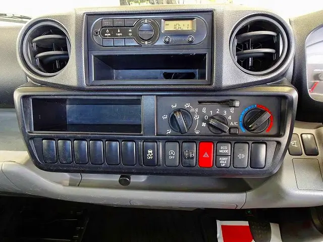 AC PS PW SRS ABS 集中ドアロック 左電格ミラー AM/FMラジオ ターボ 排気ブレーキ フォグランプ トラクションコントロール 電動パーキングブレーキ 室内LED灯|日野 デュトロ TKG-XZU620T(2WD)の写真10