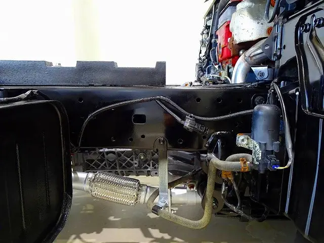 燃料タンク80L シャーシは 錆止め/マフラー塗装 仕上げに力を入れています。|日野 デュトロ TKG-XZU620T(2WD)の写真38