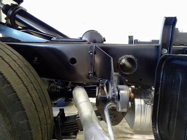 燃料タンク80L シャーシは 錆止め/マフラー塗装 仕上げに力を入れています。|日野 デュトロ TKG-XZU620T(2WD)の写真40