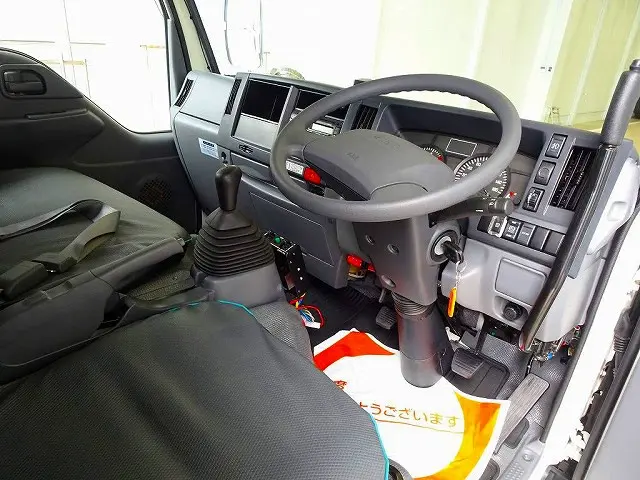 AC　PS　PW　SRS　ABS　キーレス　左電格ミラー　AM/FMラジオ　ETC　ドライブレコーダー　ターボ　排気ブレーキ　坂道発進補助装置　フォグランプ　シートカバー|いすゞ エルフ TPG-NKS85AN(4WD)の写真5