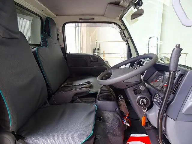 AC　PS　PW　SRS　ABS　キーレス　左電格ミラー　AM/FMラジオ　ETC　ドライブレコーダー　ターボ　排気ブレーキ　坂道発進補助装置　フォグランプ　シートカバー|いすゞ エルフ TPG-NKS85AN(4WD)の写真6