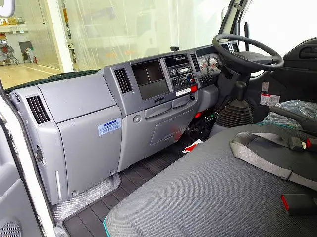 AC　PS　PW　SRS　ABS　キーレス　左電格ミラー　AM/FMラジオ　ETC　ドライブレコーダー　ターボ　排気ブレーキ　坂道発進補助装置　フォグランプ　シートカバー|いすゞ エルフ TPG-NKS85AN(4WD)の写真7
