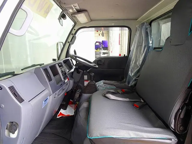 AC　PS　PW　SRS　ABS　キーレス　左電格ミラー　AM/FMラジオ　ETC　ドライブレコーダー　ターボ　排気ブレーキ　坂道発進補助装置　フォグランプ　シートカバー|いすゞ エルフ TPG-NKS85AN(4WD)の写真8