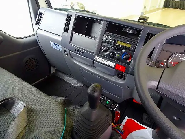 AC　PS　PW　SRS　ABS　キーレス　左電格ミラー　AM/FMラジオ　ETC　ドライブレコーダー　ターボ　排気ブレーキ　坂道発進補助装置　フォグランプ　シートカバー|いすゞ エルフ TPG-NKS85AN(4WD)の写真9