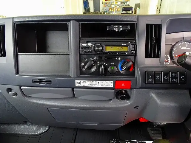 AC　PS　PW　SRS　ABS　キーレス　左電格ミラー　AM/FMラジオ　ETC　ドライブレコーダー　ターボ　排気ブレーキ　坂道発進補助装置　フォグランプ　シートカバー|いすゞ エルフ TPG-NKS85AN(4WD)の写真10