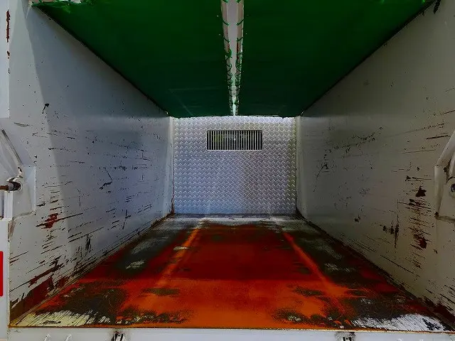 荷台内寸：304×158×122　新明和/DD2-0110SY　土砂禁　リア3枚扉(上部観音扉)　自動シート付　リアアオリ左右ピン差し加工　床前水抜き穴1対　前立てプロテクターアルミ縞鋼板張り|いすゞ エルフ TPG-NKS85AN(4WD)の写真21