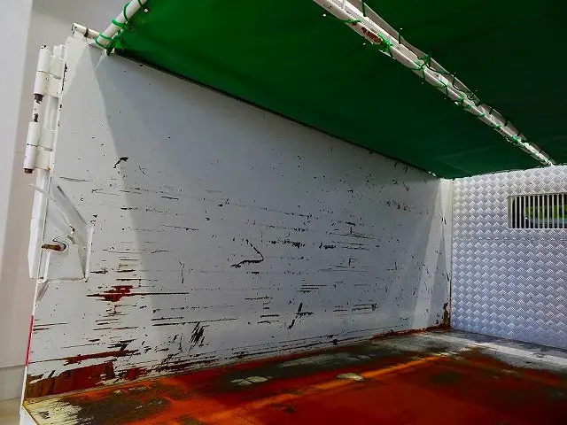 荷台内寸：304×158×122　新明和/DD2-0110SY　土砂禁　リア3枚扉(上部観音扉)　自動シート付　リアアオリ左右ピン差し加工　床前水抜き穴1対　前立てプロテクターアルミ縞鋼板張り|いすゞ エルフ TPG-NKS85AN(4WD)の写真23