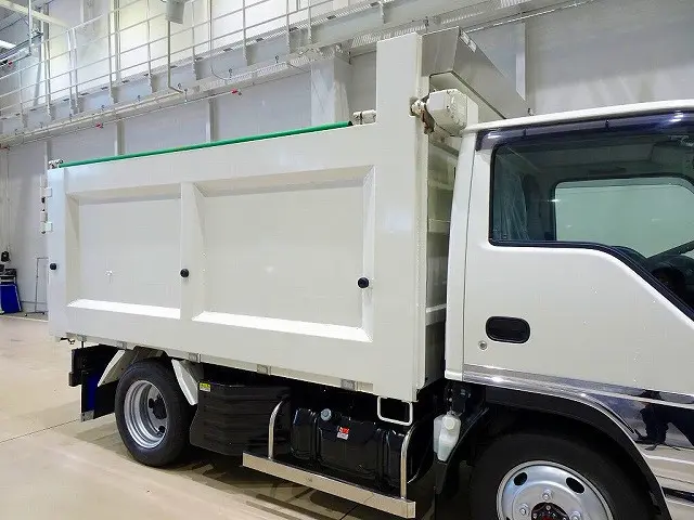 荷台内寸：304×158×122　新明和/DD2-0110SY　土砂禁　リア3枚扉(上部観音扉)　自動シート付　リアアオリ左右ピン差し加工　床前水抜き穴1対　前立てプロテクターアルミ縞鋼板張り|いすゞ エルフ TPG-NKS85AN(4WD)の写真25