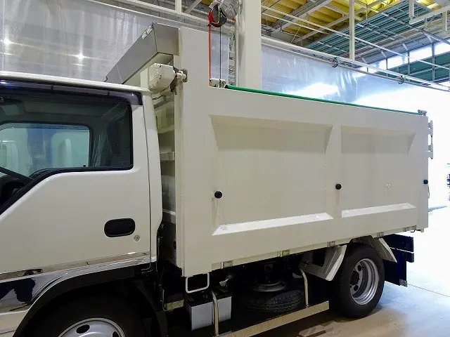 荷台内寸：304×158×122　新明和/DD2-0110SY　土砂禁　リア3枚扉(上部観音扉)　自動シート付　リアアオリ左右ピン差し加工　床前水抜き穴1対　前立てプロテクターアルミ縞鋼板張り|いすゞ エルフ TPG-NKS85AN(4WD)の写真26