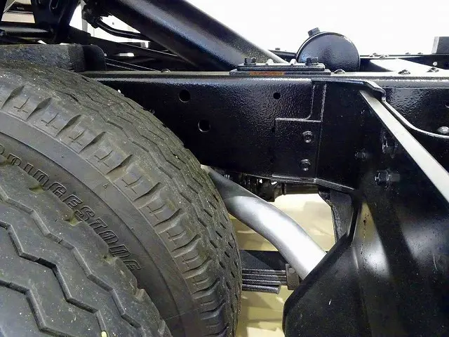 ステンレス製サイドガード　シャーシは 錆止め/マフラー塗装 仕上げに力を入れています。|いすゞ エルフ TPG-NKS85AN(4WD)の写真44