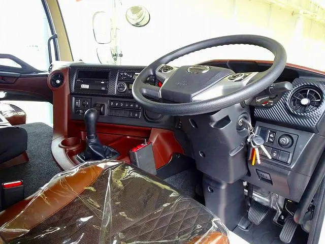 AAC　PS　PW　SRS　ABS　キーレス　左電格ミラー/ヒーター/左右電動角度調整　エアサスシート/肘掛け　AM/FM　ETC　バックモニター　タコグラフ　アドブルー　排気ブレーキ|日野 プロフィア 2DG-FS1AGE(6x4)の写真5