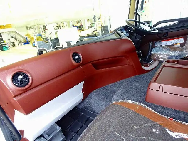 AAC　PS　PW　SRS　ABS　キーレス　左電格ミラー/ヒーター/左右電動角度調整　エアサスシート/肘掛け　AM/FM　ETC　バックモニター　タコグラフ　アドブルー　排気ブレーキ|日野 プロフィア 2DG-FS1AGE(6x4)の写真7