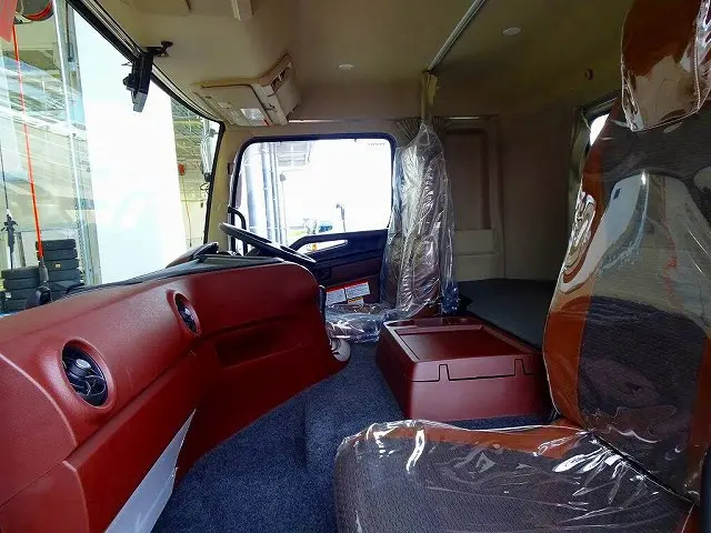 T/Mリターダ　デフロック　クルーズコントロール　ESスタート　車線逸脱警報装置　PCS　フォグランプ　TRC　室内LED灯/カーテン　ビニールシートカバー付|日野 プロフィア 2DG-FS1AGE(6x4)の写真8