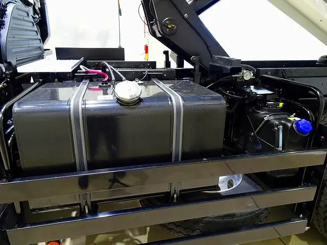 燃料タンク300L　アドブルー　タイヤ止め2個　右シャシフロント工具箱|日野 プロフィア 2DG-FS1AGE(6x4)の写真42