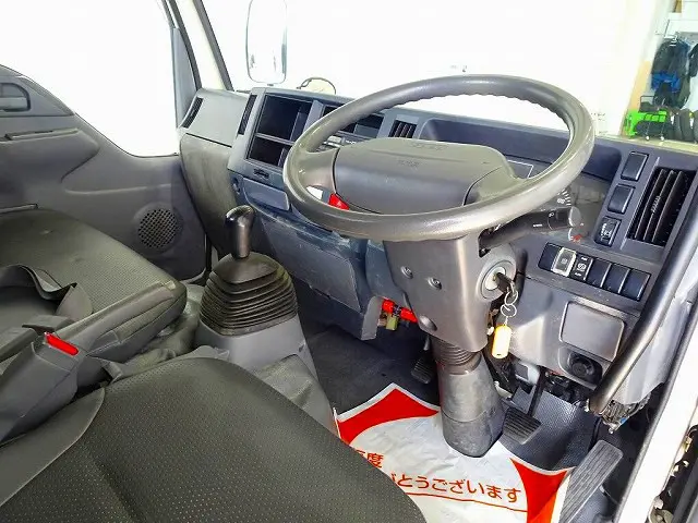 AC PS PW SRS ABS 集中ドアロック AM/FMラジオ ターボ 排気ブレーキ 坂道発進補助装置 トラクションコントロール|いすゞ エルフ TKG-NKR85AN(2WD)の写真5