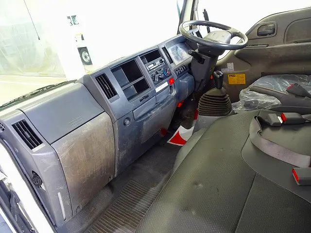 AC PS PW SRS ABS 集中ドアロック AM/FMラジオ ターボ 排気ブレーキ 坂道発進補助装置 トラクションコントロール|いすゞ エルフ TKG-NKR85AN(2WD)の写真7