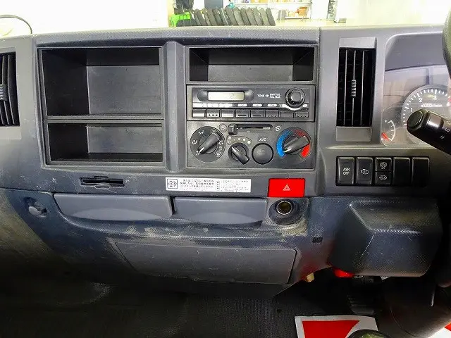 AC PS PW SRS ABS 集中ドアロック AM/FMラジオ ターボ 排気ブレーキ 坂道発進補助装置 トラクションコントロール|いすゞ エルフ TKG-NKR85AN(2WD)の写真10