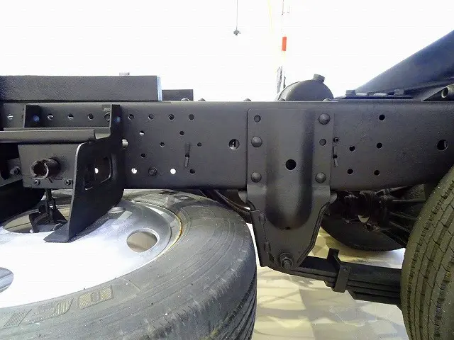 シャーシは 錆止め/マフラー塗装 仕上げに力を入れています。|いすゞ エルフ TKG-NKR85AN(2WD)の写真34