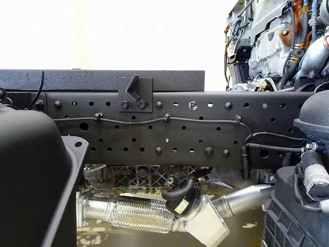 シャーシは 錆止め/マフラー塗装 仕上げに力を入れています。|いすゞ エルフ TKG-NKR85AN(2WD)の写真37