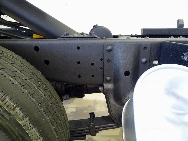 シャーシは 錆止め/マフラー塗装 仕上げに力を入れています。|いすゞ エルフ TKG-NKR85AN(2WD)の写真39