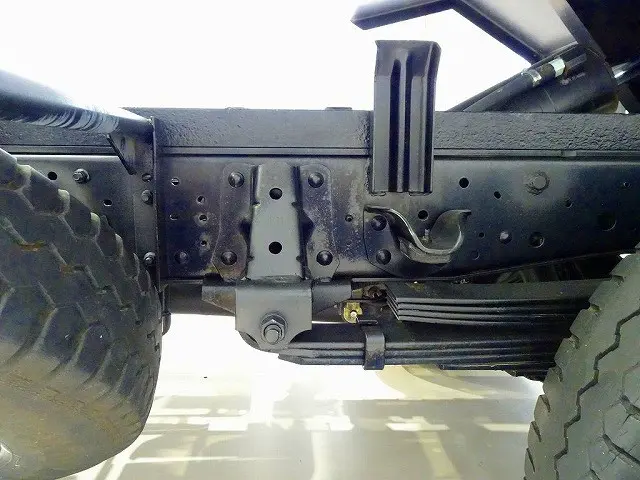 シャーシは 錆止め/マフラー塗装 仕上げに力を入れています。|いすゞ エルフ KR-NKR81GN(2WD)の写真45