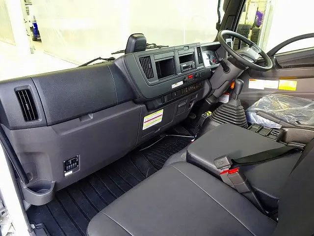 AC　PS　PW　SRS　ABS　キーレス　左電格ミラー　社外メモリーナビ/フルセグTV(CN-CE01D)　ETC2.0　ルームミラー式バックモニター　ドラレコ　アドブルー　フロア6MT|いすゞ フォワード 2RG-FRR90S3(2WD)の写真7