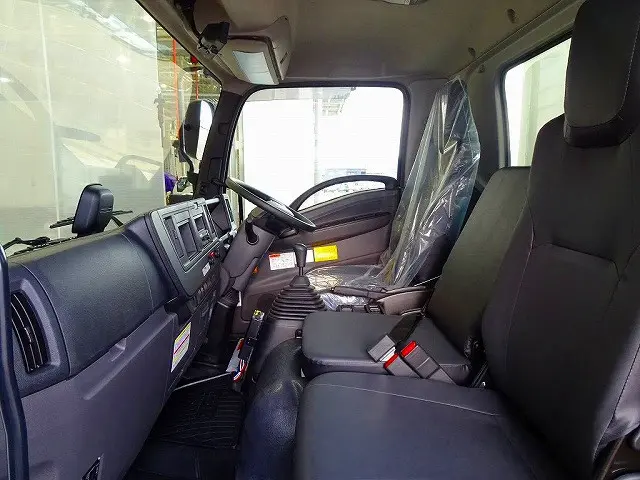 ターボ　排気ブレーキ　坂道発進補助装置　車線逸脱警報装置　衝突被害軽減ブレーキ　アイドリングストップ　フォグランプ　トラクションコントロール　室内LED灯|いすゞ フォワード 2RG-FRR90S3(2WD)の写真8