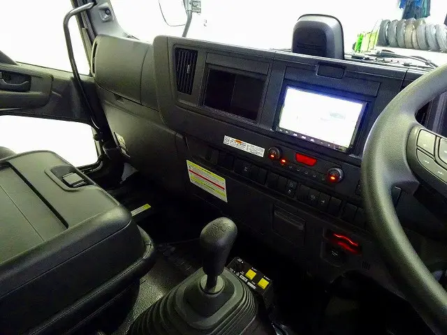 AC　PS　PW　SRS　ABS　キーレス　左電格ミラー　社外メモリーナビ/フルセグTV(CN-CE01D)　ETC2.0　ルームミラー式バックモニター　ドラレコ　アドブルー　フロア6MT|いすゞ フォワード 2RG-FRR90S3(2WD)の写真9